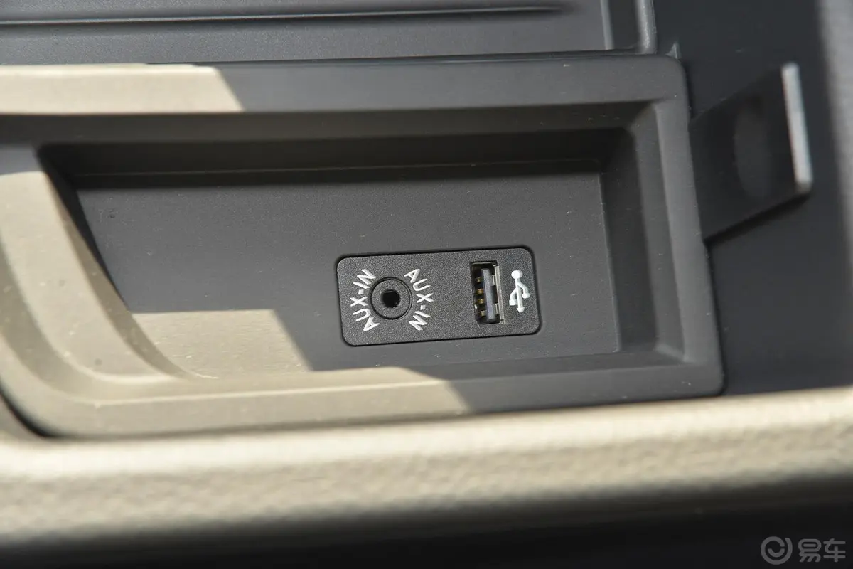 宝马3系320Li 豪华设计套装USB接口
