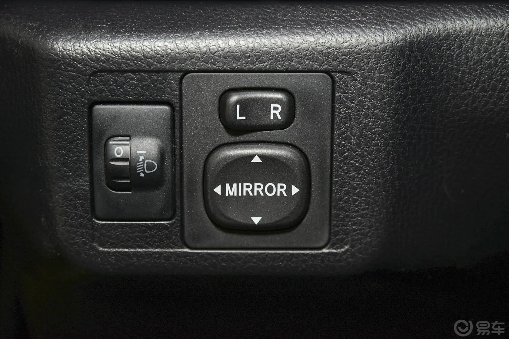 威驰1.5L 自动 智臻版外后视镜控制键