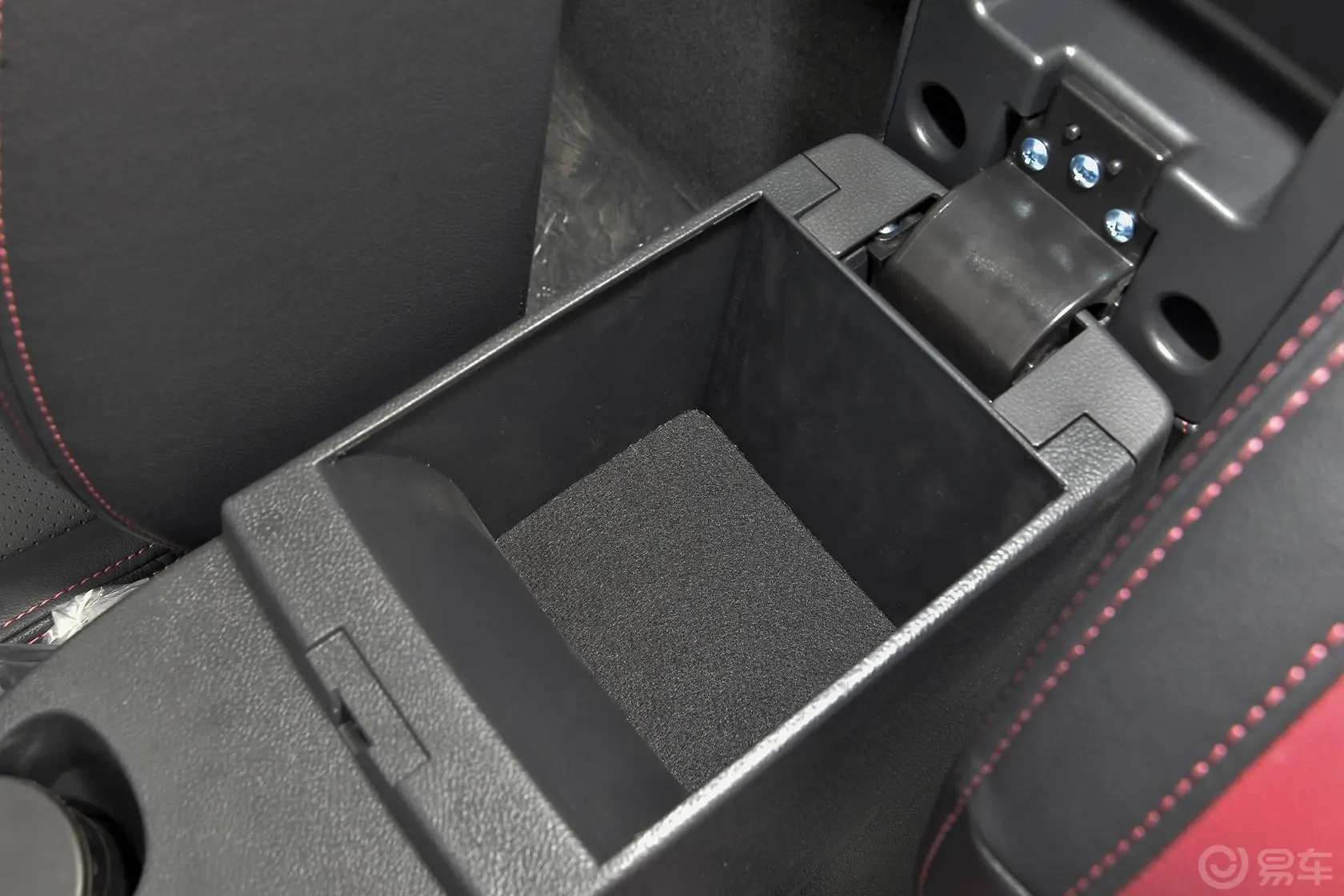 幻速S21.5L 手动 创业版前排中央扶手箱空间