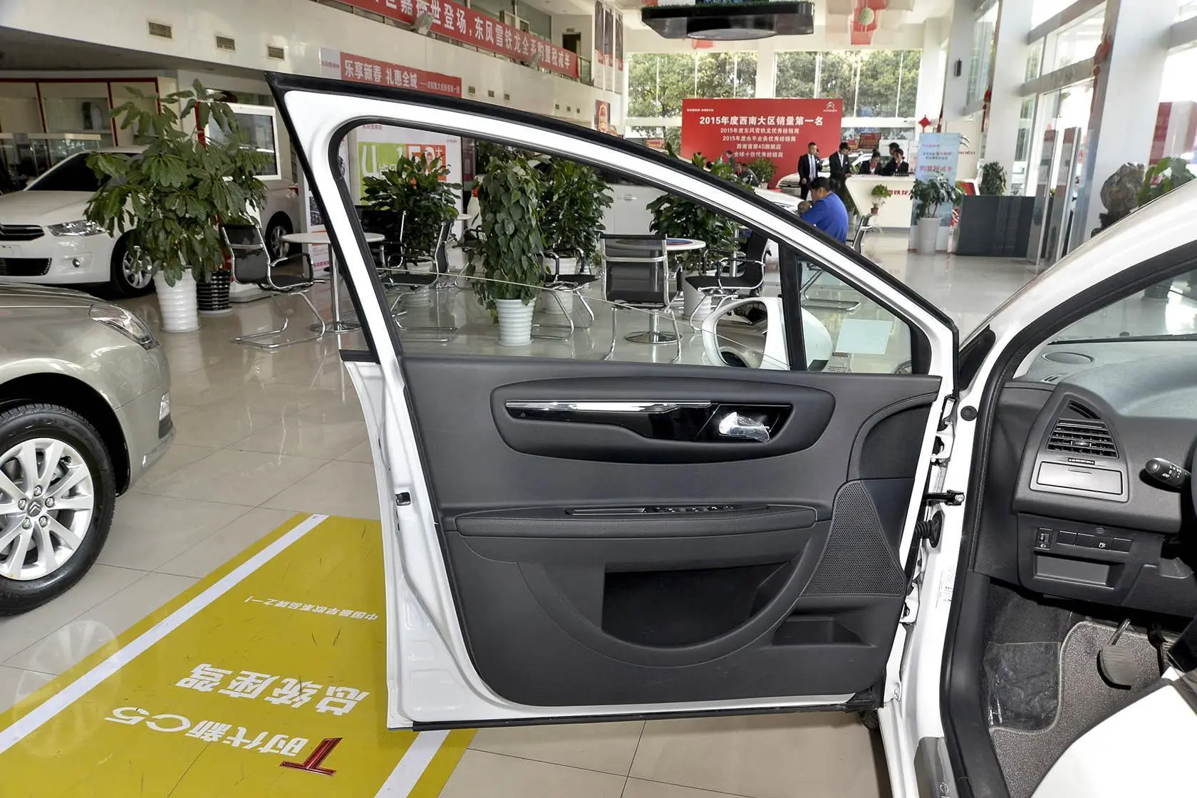 世嘉三厢 1.6L 手动 车载互联版驾驶员侧车门内门板