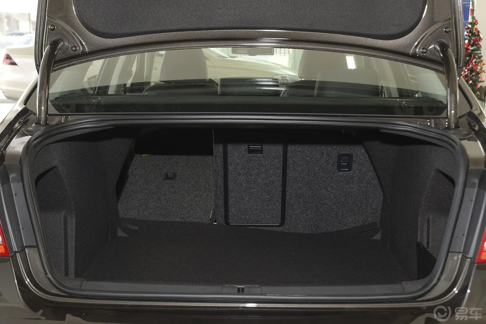 迈腾2.0TSI 智享尊贵型行李箱空间