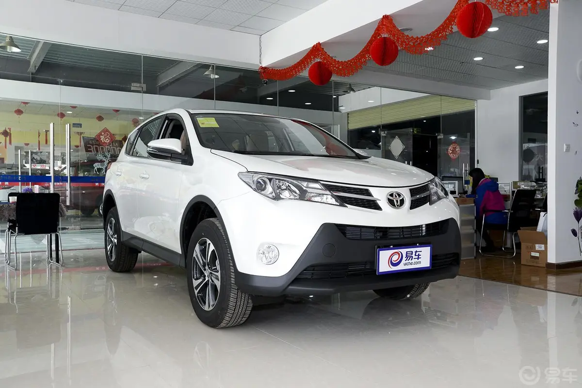 RAV4荣放2.0L CVT 两驱 风尚版侧前45度车头向右水平