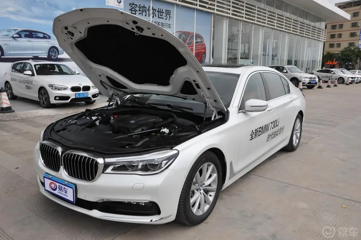 宝马7系730Li 豪华型发动机盖开启