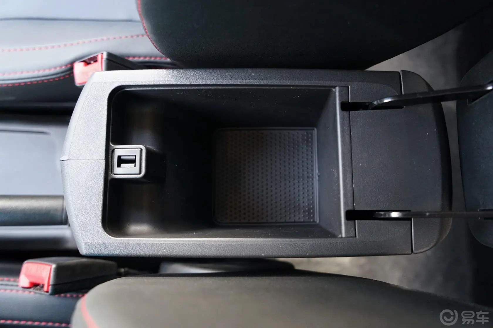 中华V31.5L 手自一体 舒适版前排中央扶手箱空间