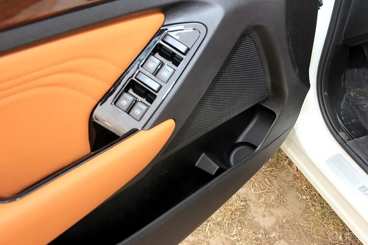威旺S50欢动版 1.5T 手动 舒适版驾驶员门储物盒