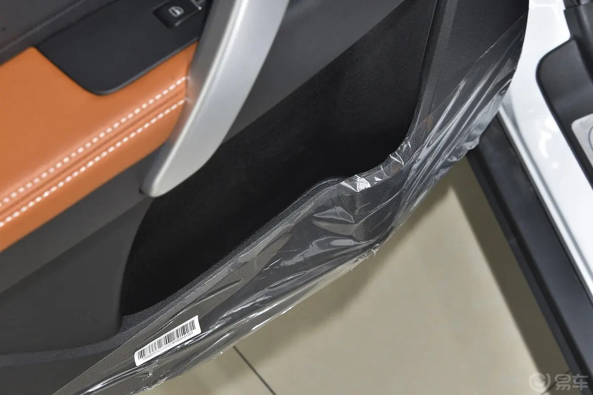 帝豪RS 1.5L CVT 向上版驾驶员门储物盒