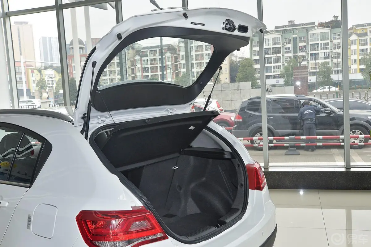 帝豪RS 1.5L CVT 向上版行李厢开口范围