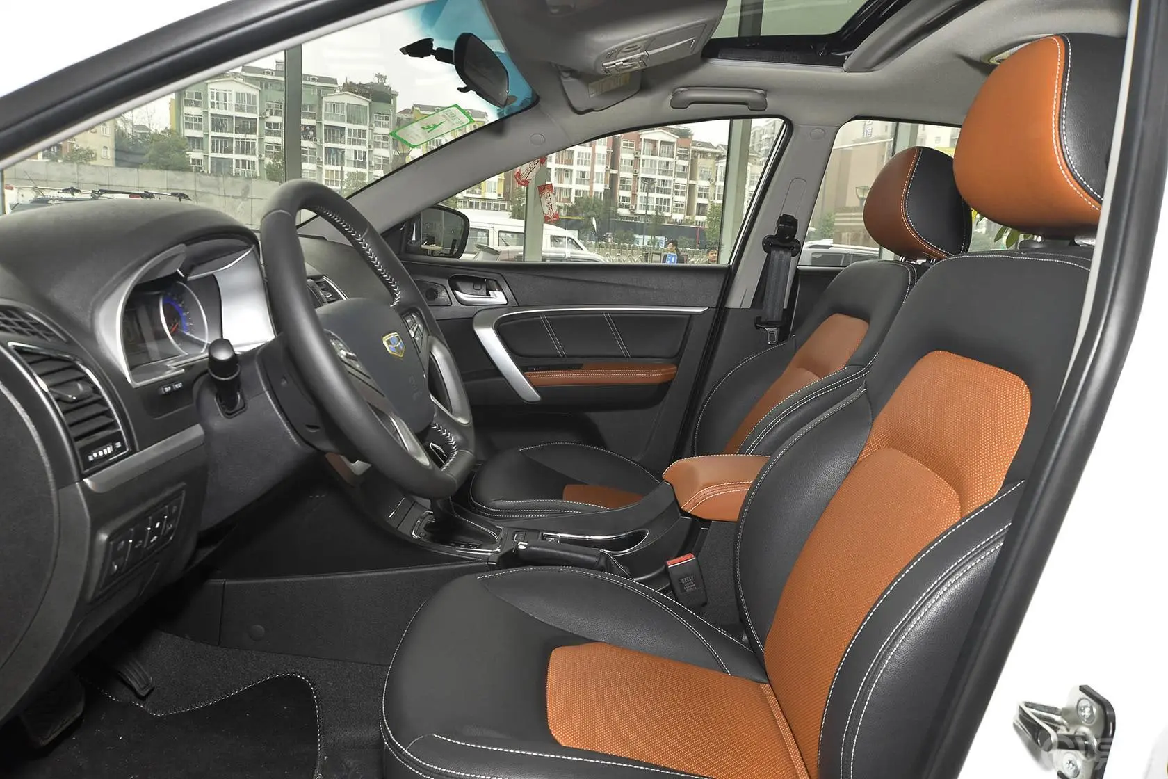 帝豪RS 1.5L CVT 向上版前排空间
