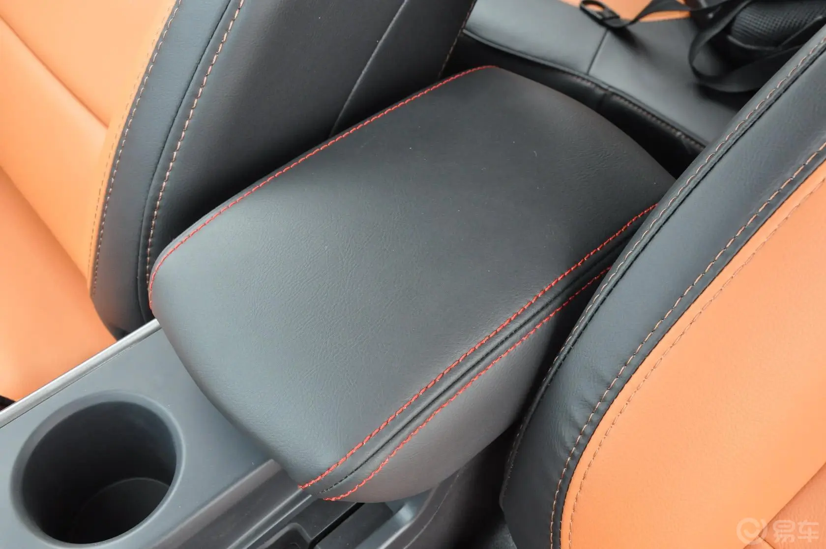 海马S51.6L 手动 智能豪华型科技版前排中央扶手箱