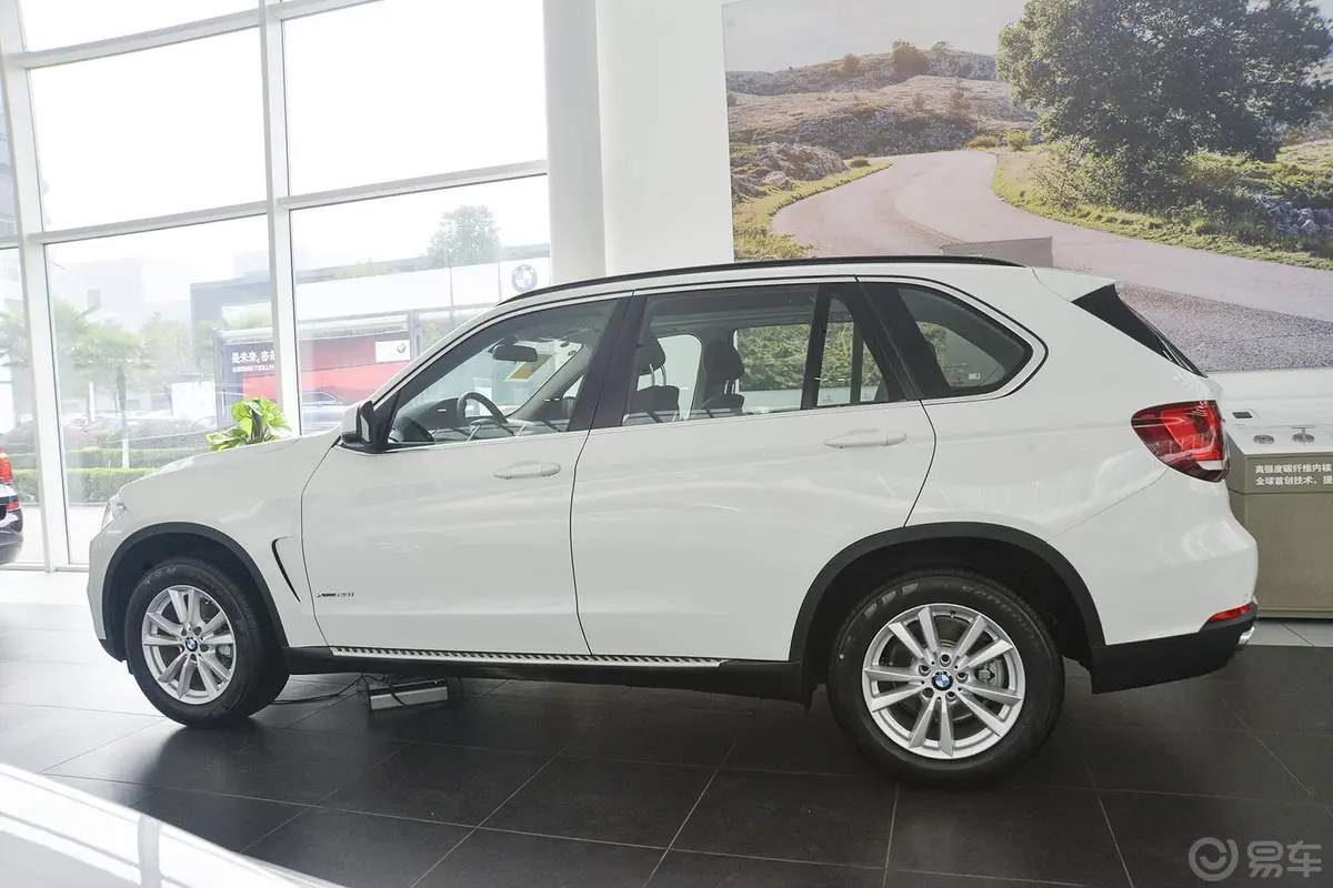 宝马X5(进口)xDrive28i正侧车头向左水平