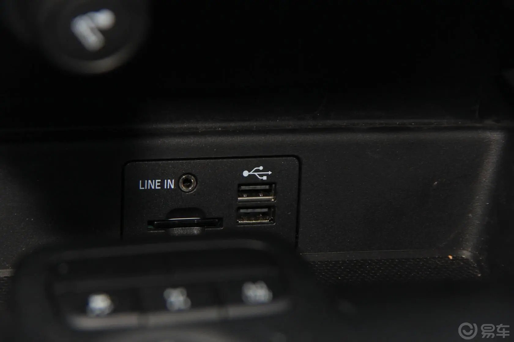 撼路者2.0T 手自一体 四驱 豪华版 汽油USB接口