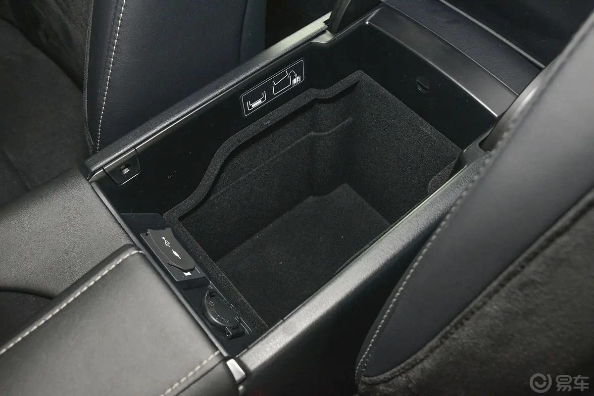雷克萨斯RX300 两驱 精英版 国V前排中央扶手箱空间