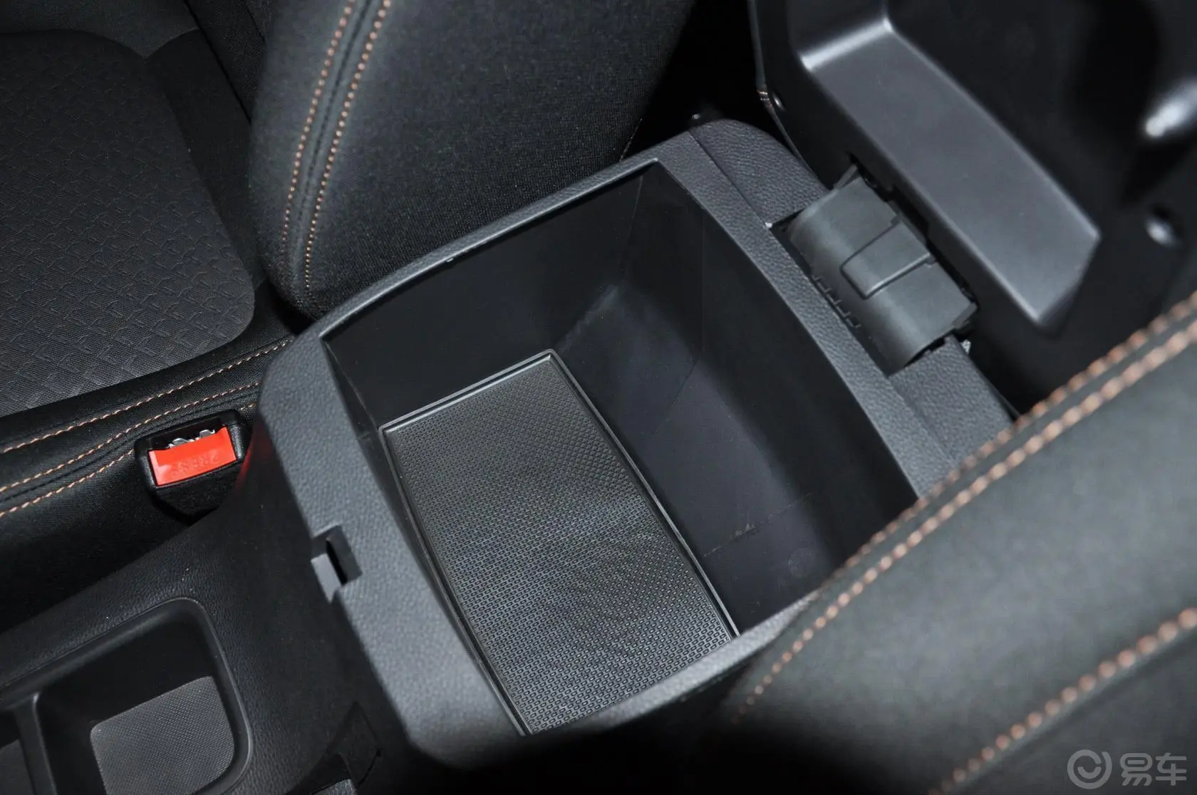长安欧尚CX701.6L 手动 舒适版前排中央扶手箱空间
