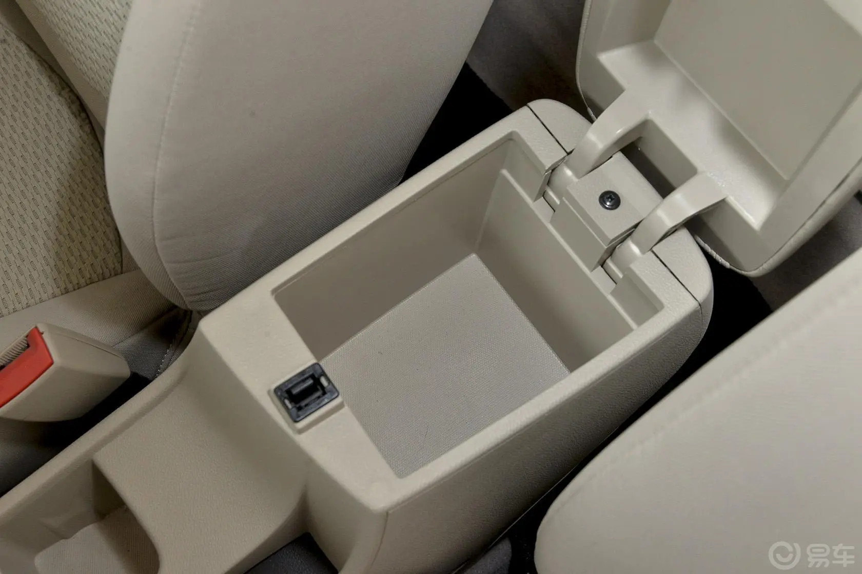 宝骏6101.5L 手自一体 舒适版前排中央扶手箱空间