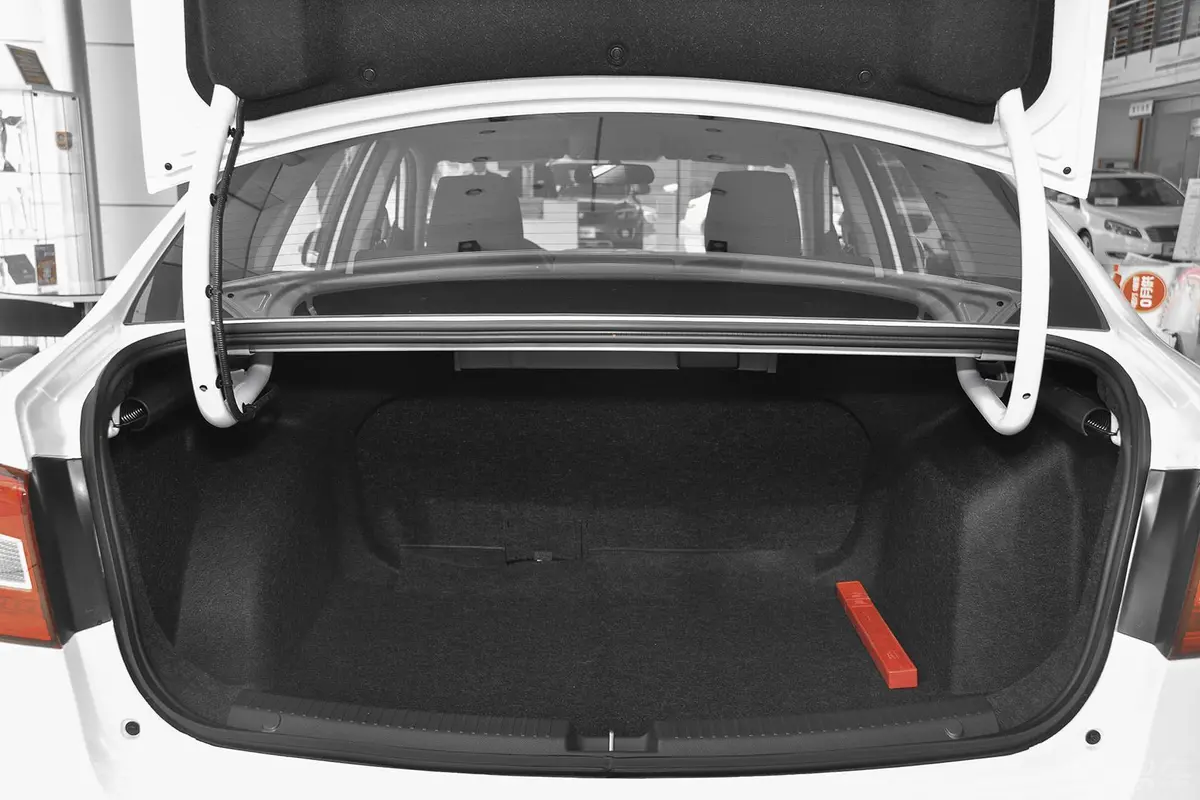 奔腾B301.6L 自动 十周年纪念版行李箱空间