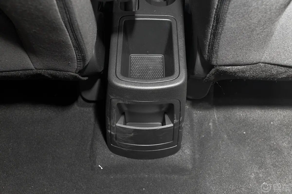 中华V31.5L 手动 舒适型前排中央扶手箱空间