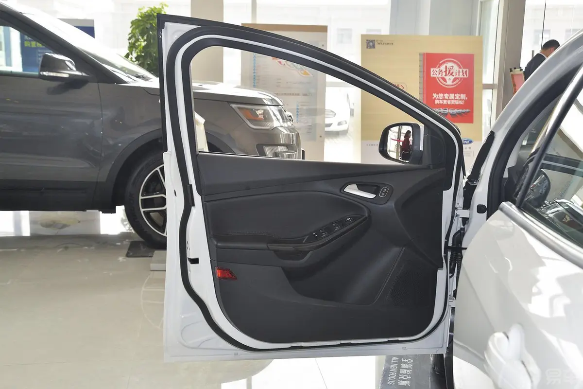福克斯两厢 1.6L 自动舒适型驾驶员侧车门内门板