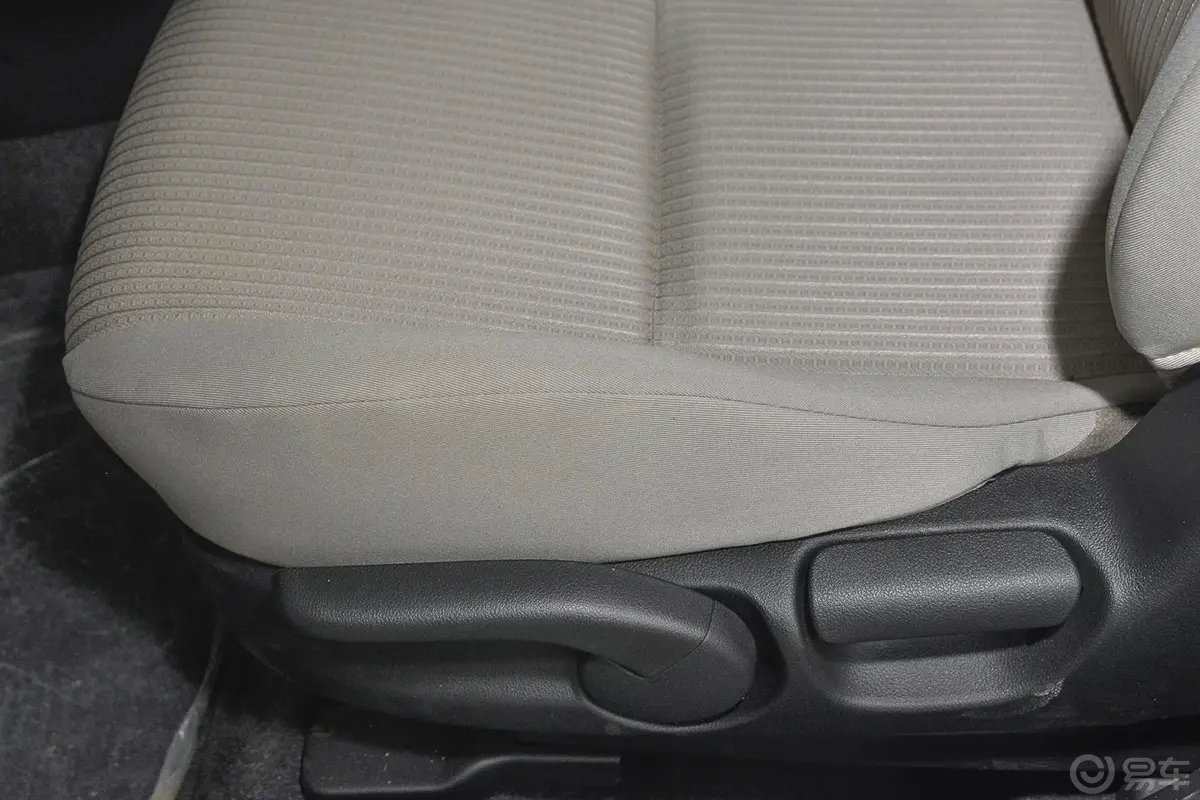 马自达3 星骋三厢 1.6L 自动 精英型座椅调节键