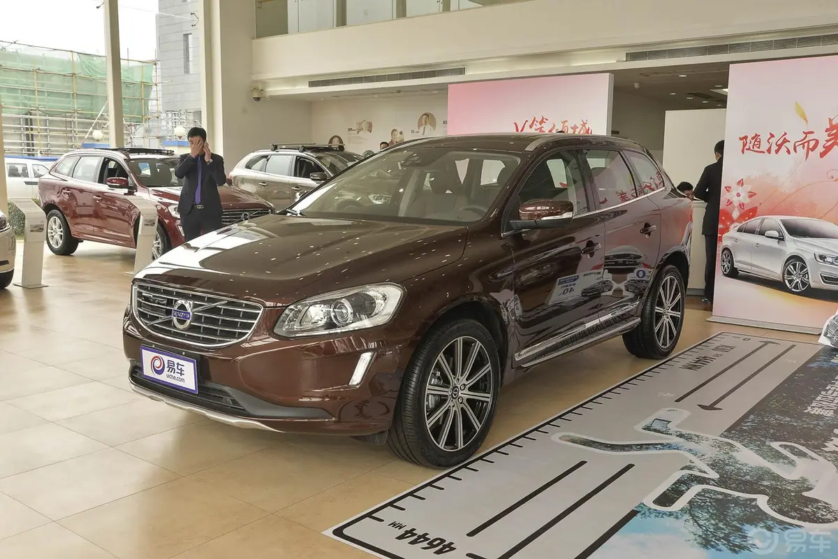 沃尔沃XC60T6 AWD 智越版侧前45度车头向左水平