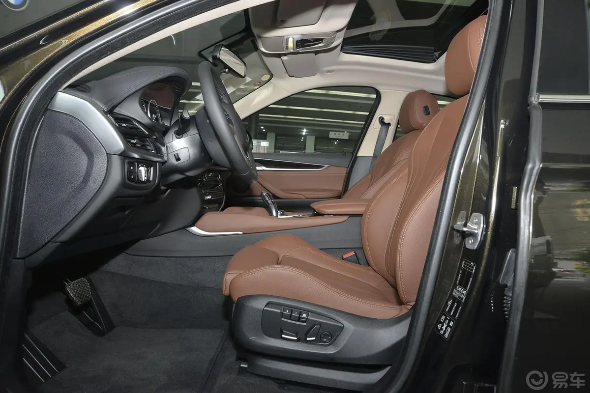 宝马X6xDrive28i前排空间