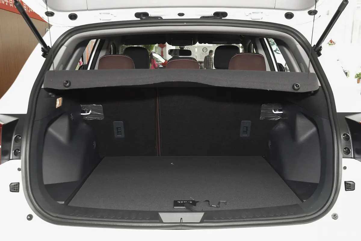 众泰T600家用版 2.0T 手动 精英型行李箱空间