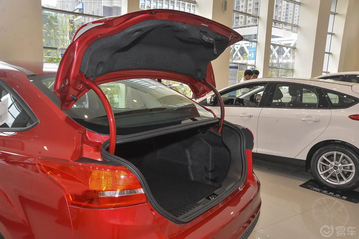 福克斯三厢 Ecoboost125 自动 超能风尚型行李厢开口范围