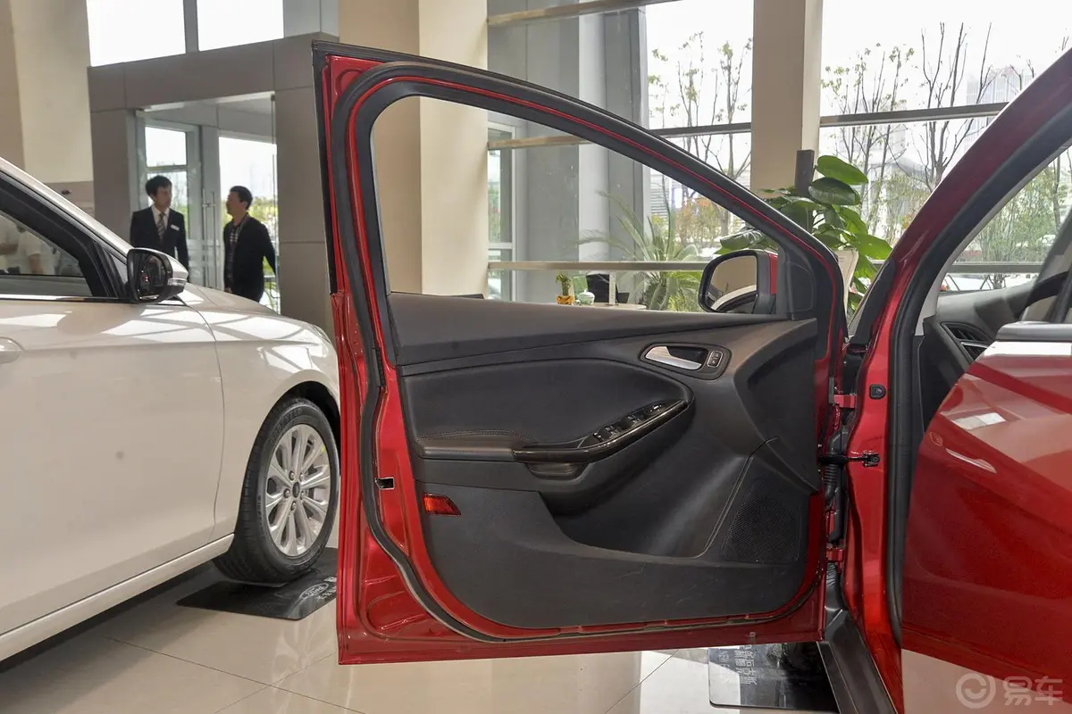 福克斯三厢 Ecoboost125 自动 超能风尚型驾驶员侧车门内门板