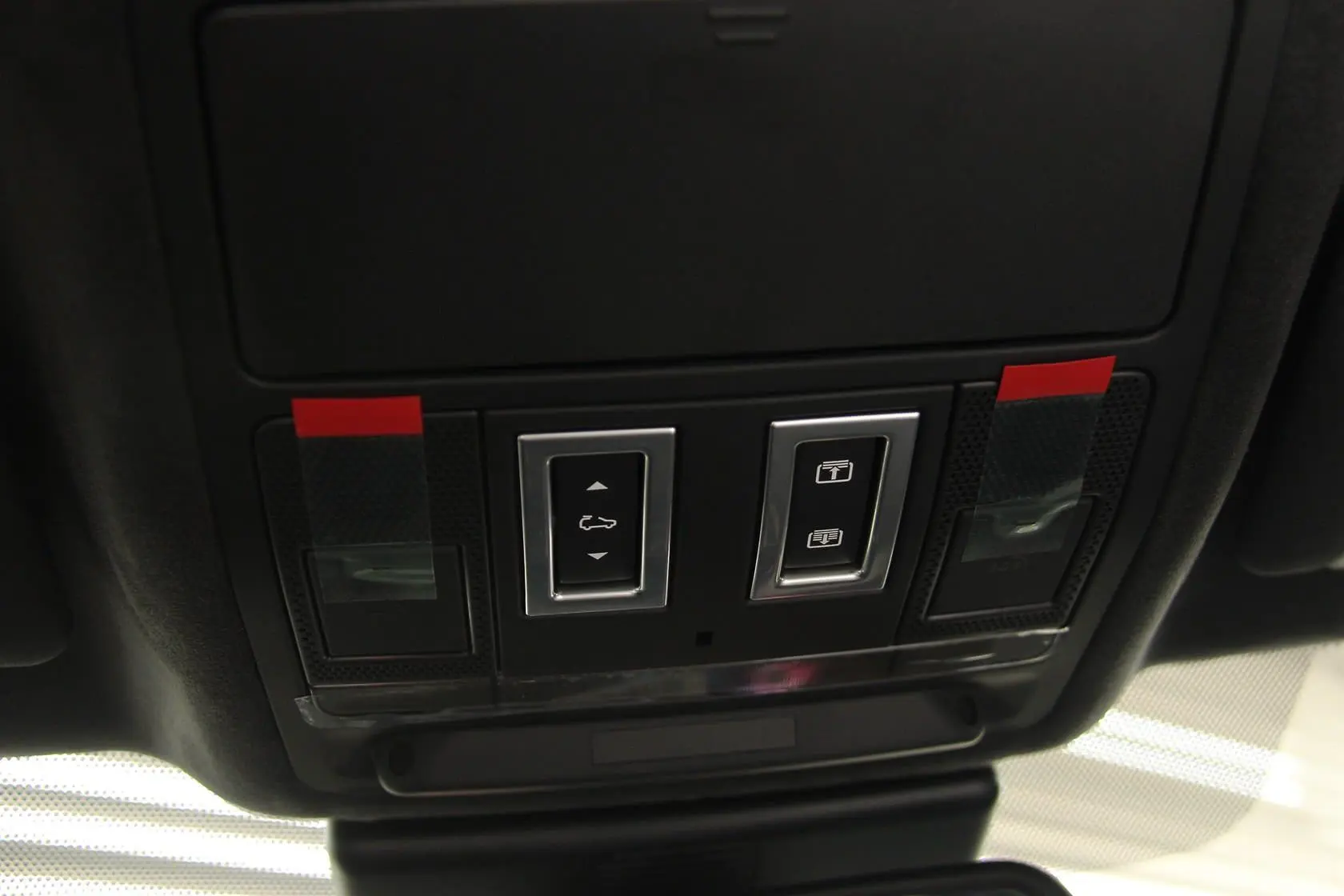 捷豹F-PACE3.0T S高性能版前排车顶中央控制区