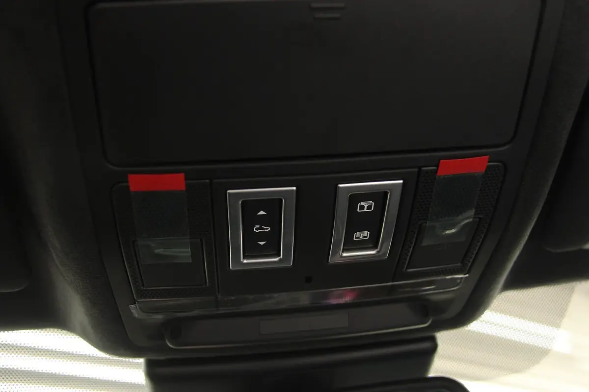 捷豹F-PACE3.0T S高性能版前排车顶中央控制区