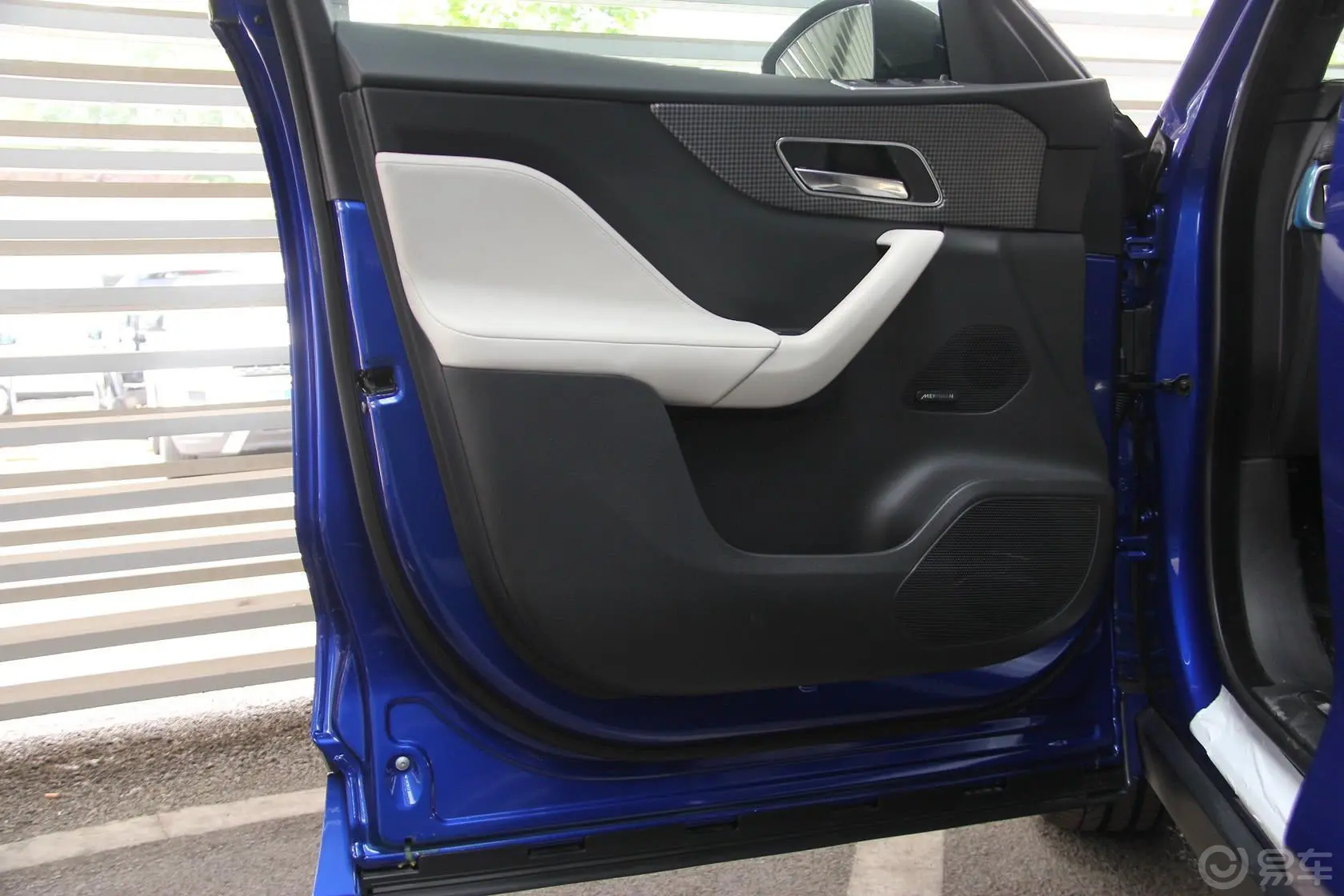 捷豹F-PACE3.0T S高性能版驾驶员侧车门内门板