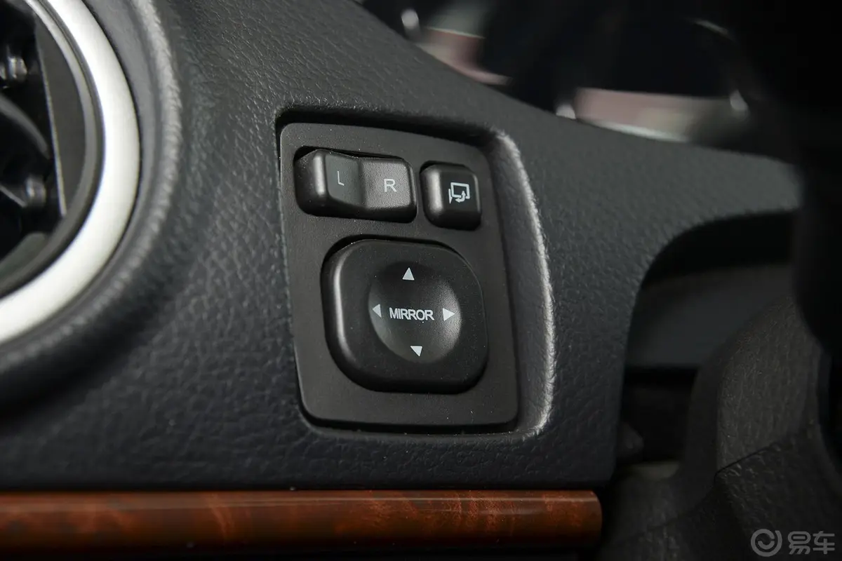 大7 SUV2.2T 手自一体 两驱 智慧版外后视镜控制键