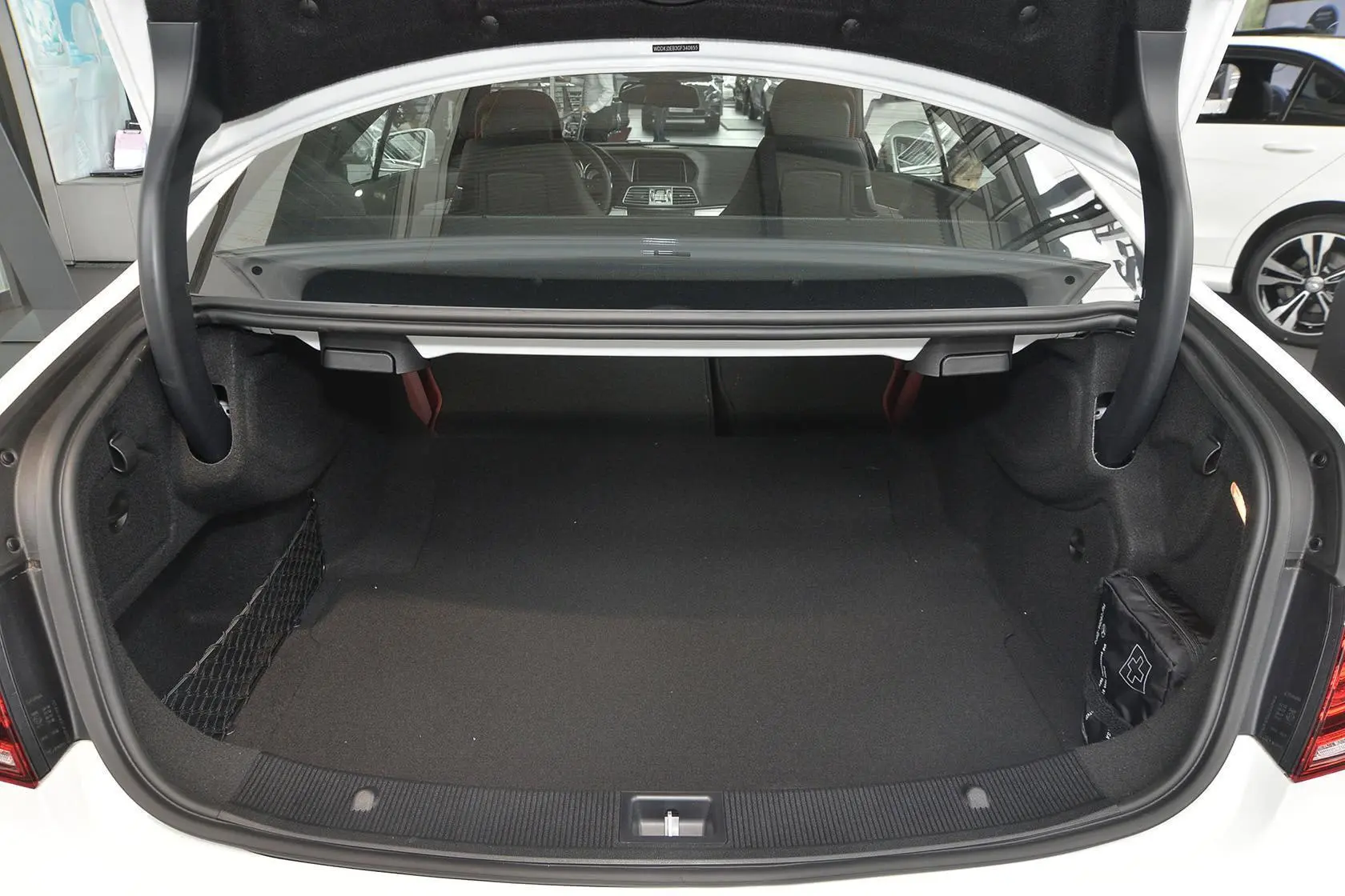 奔驰E级(进口)E200 Coupe行李箱空间