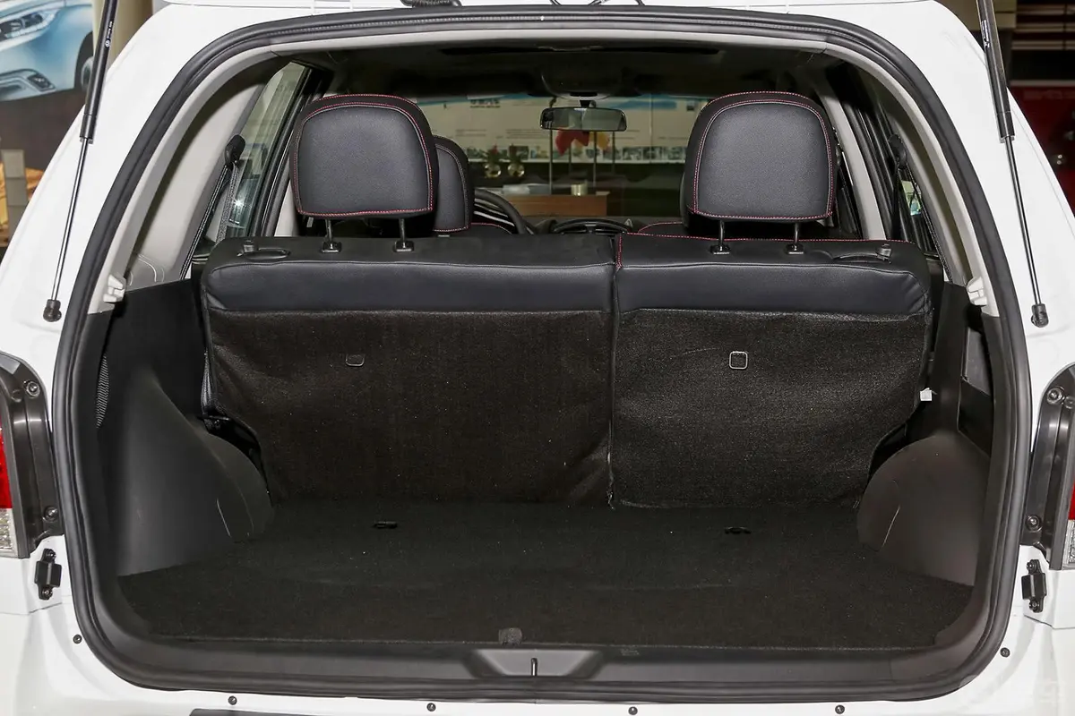 经典圣达菲2.0L 手动 两驱 标准版行李箱空间