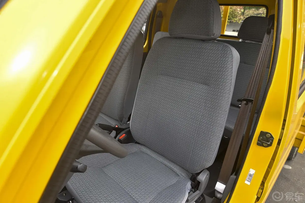 新豹21.5L 手动 汽油 DK15 双排 3400轴距 单后轮 国5驾驶员座椅