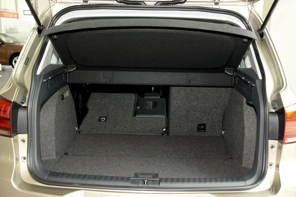 途观300TSI 手自一体 两驱 舒适版行李箱空间