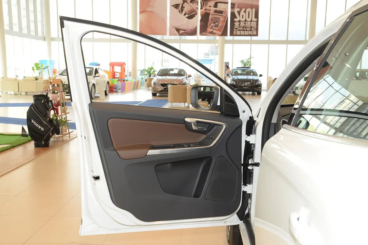 沃尔沃XC60T5 智远版驾驶员侧车门内门板