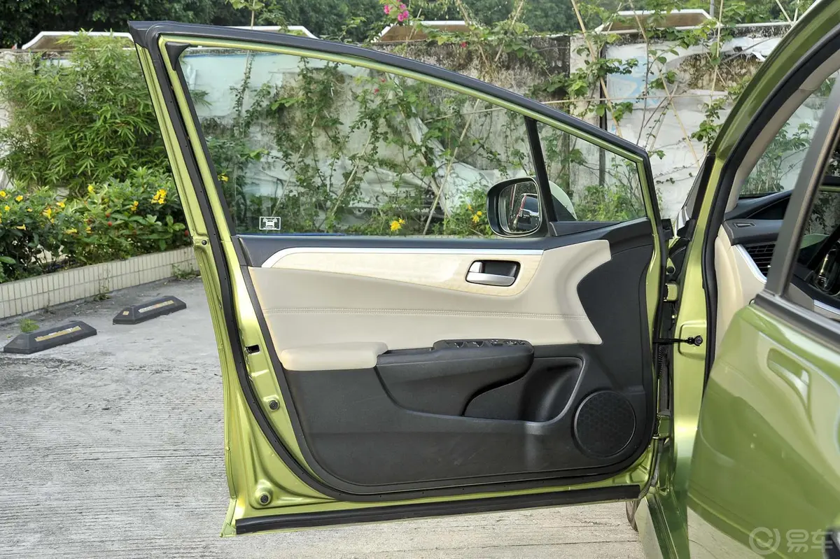 杰德1.8L CVT 豪华尊享型（五座）驾驶员侧车门内门板