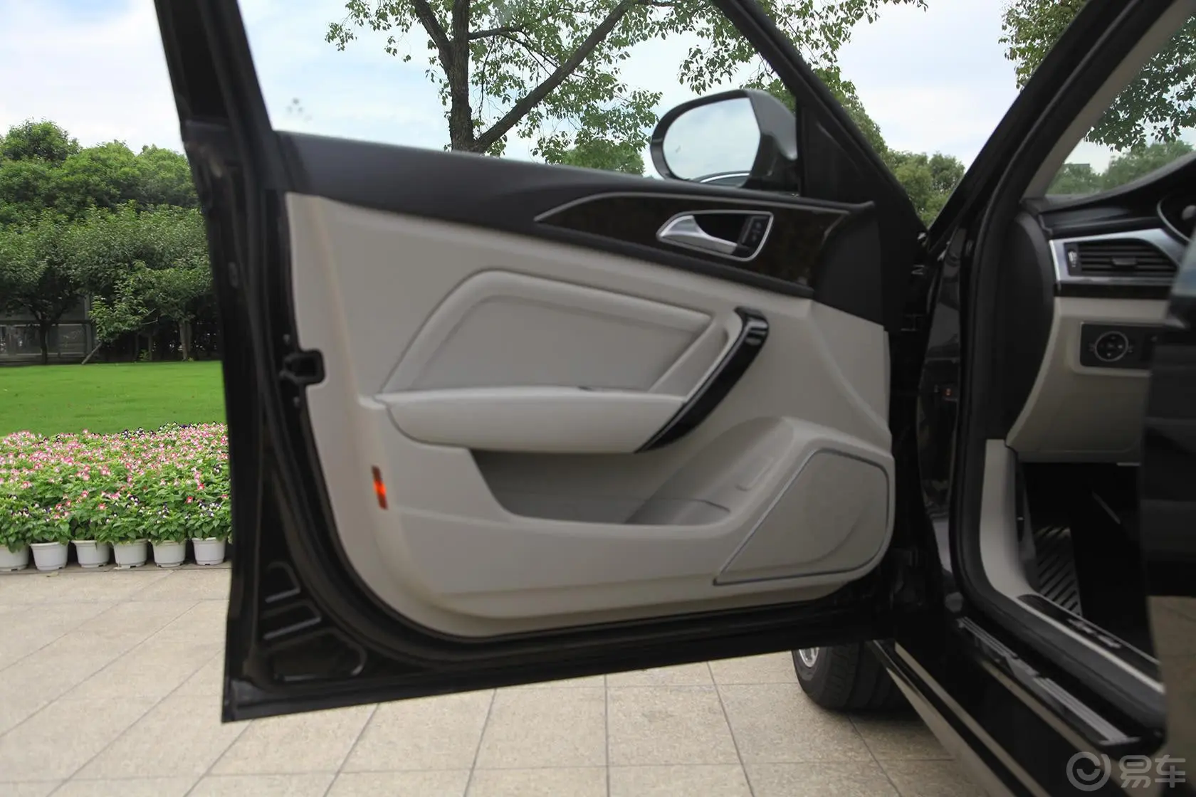 众泰Z7001.8T 手动 尊贵版驾驶员侧车门内门板