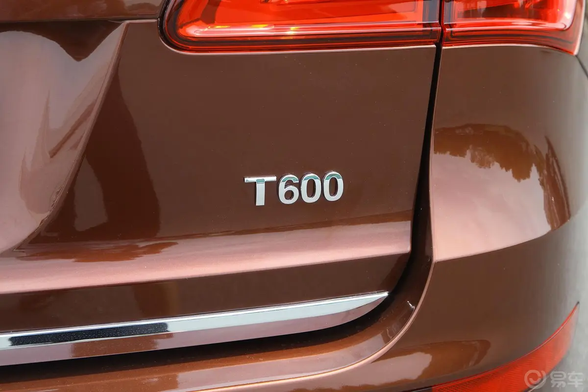 众泰T600运动版 1.5T 手动 尊贵版尾标