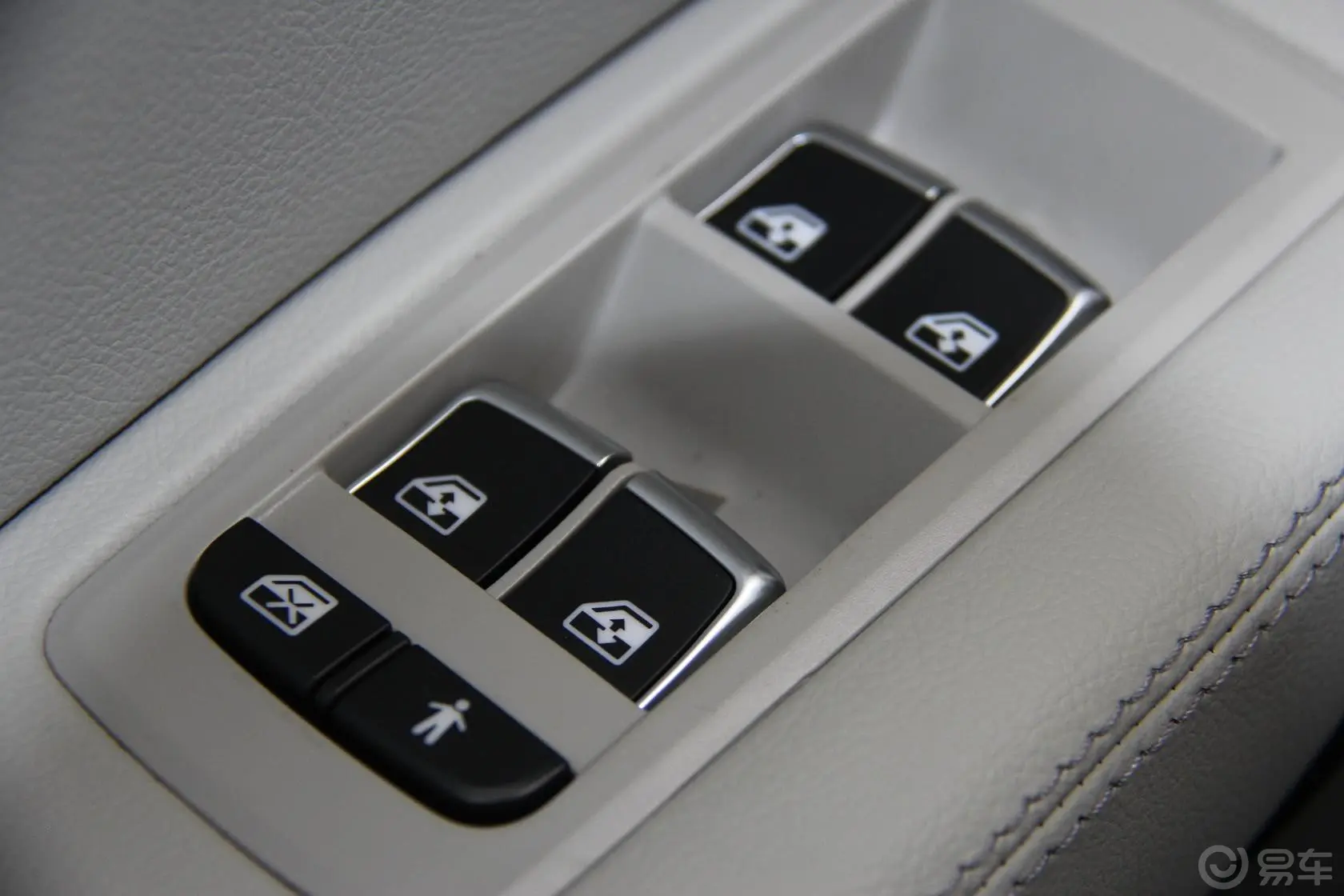 众泰Z7001.8T 双离合 尊贵版车窗升降键