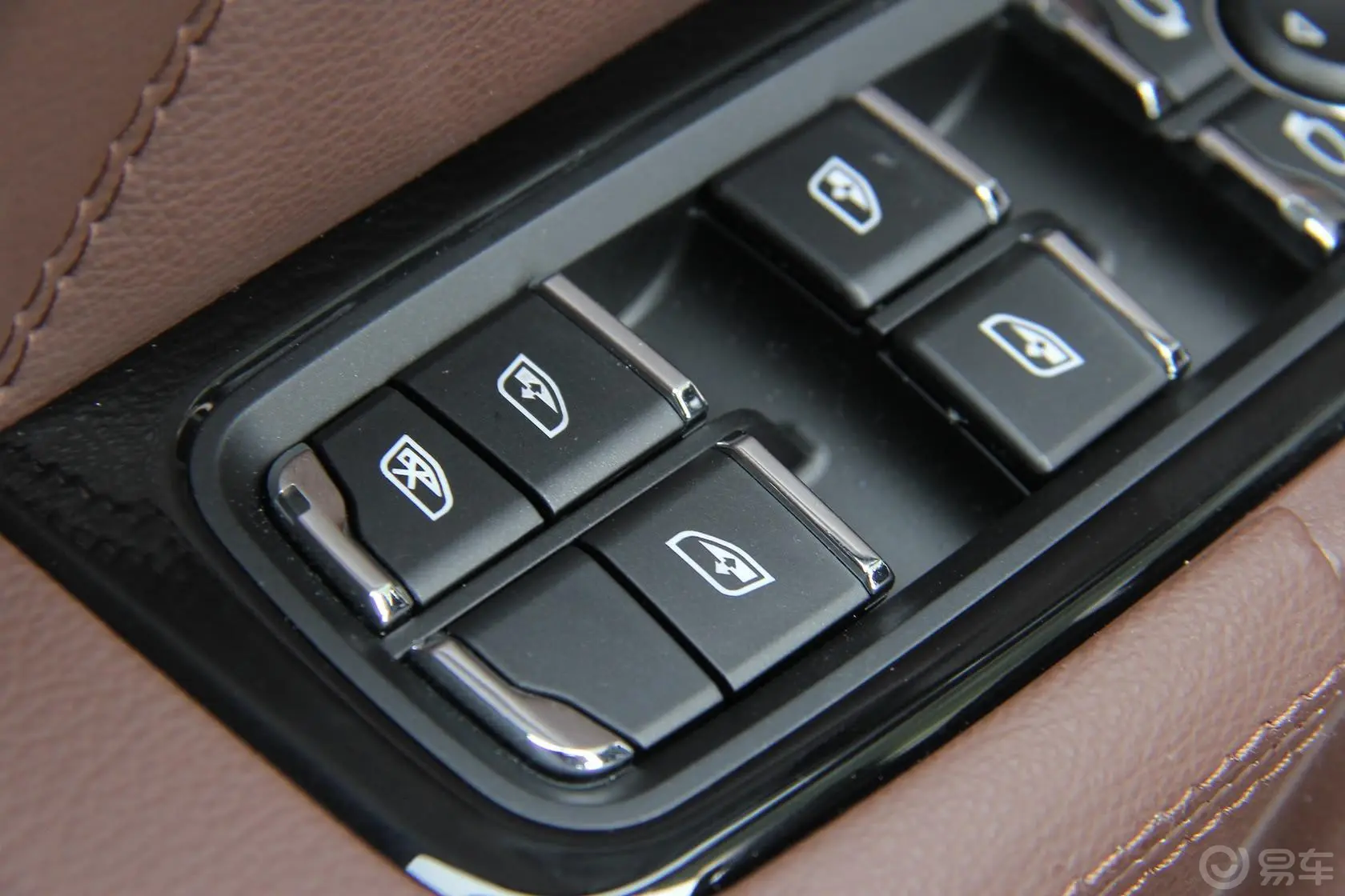众泰T600运动版 1.5T 手动 尊享版车窗升降键