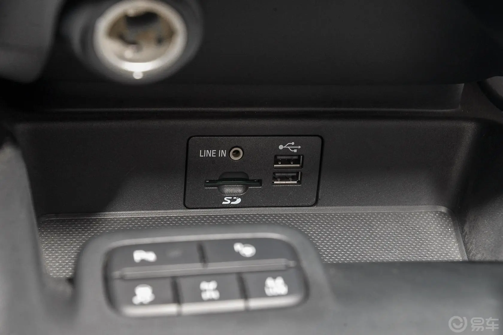 撼路者2.0T 手自一体 四驱 旗舰版 汽油USB接口