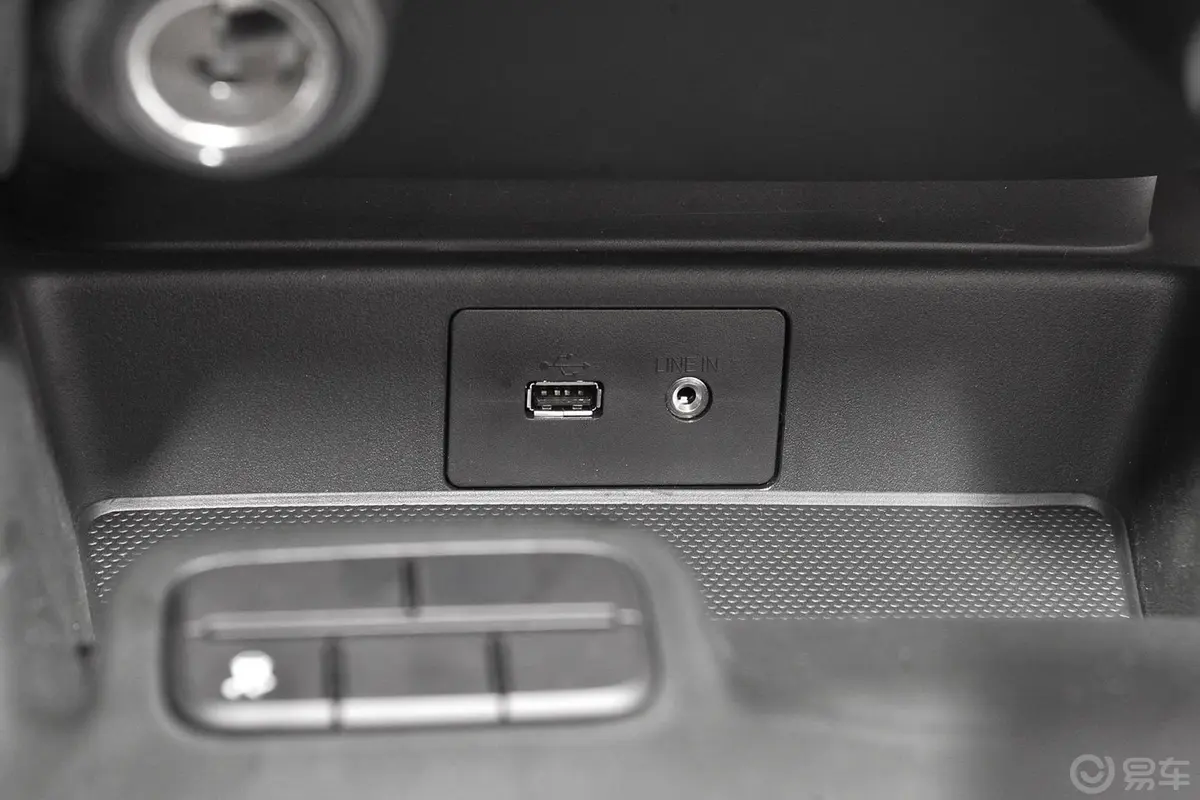 撼路者2.0T 手自一体 两驱 菁英版 汽油USB接口