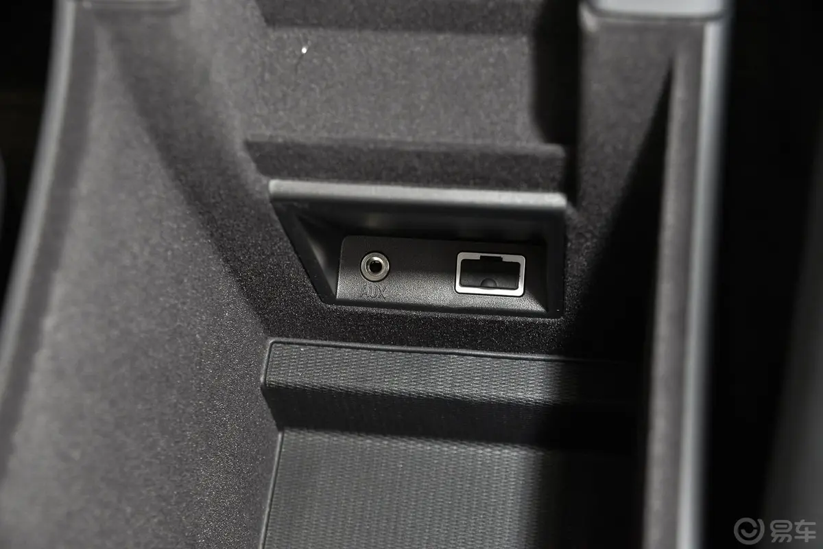 沃尔沃XC60T5 智进版USB接口