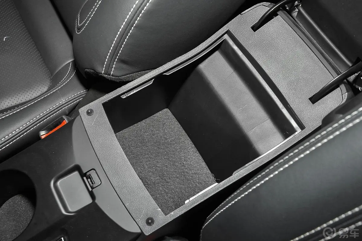 幻速S61.5T 手动 领先型前排中央扶手箱空间