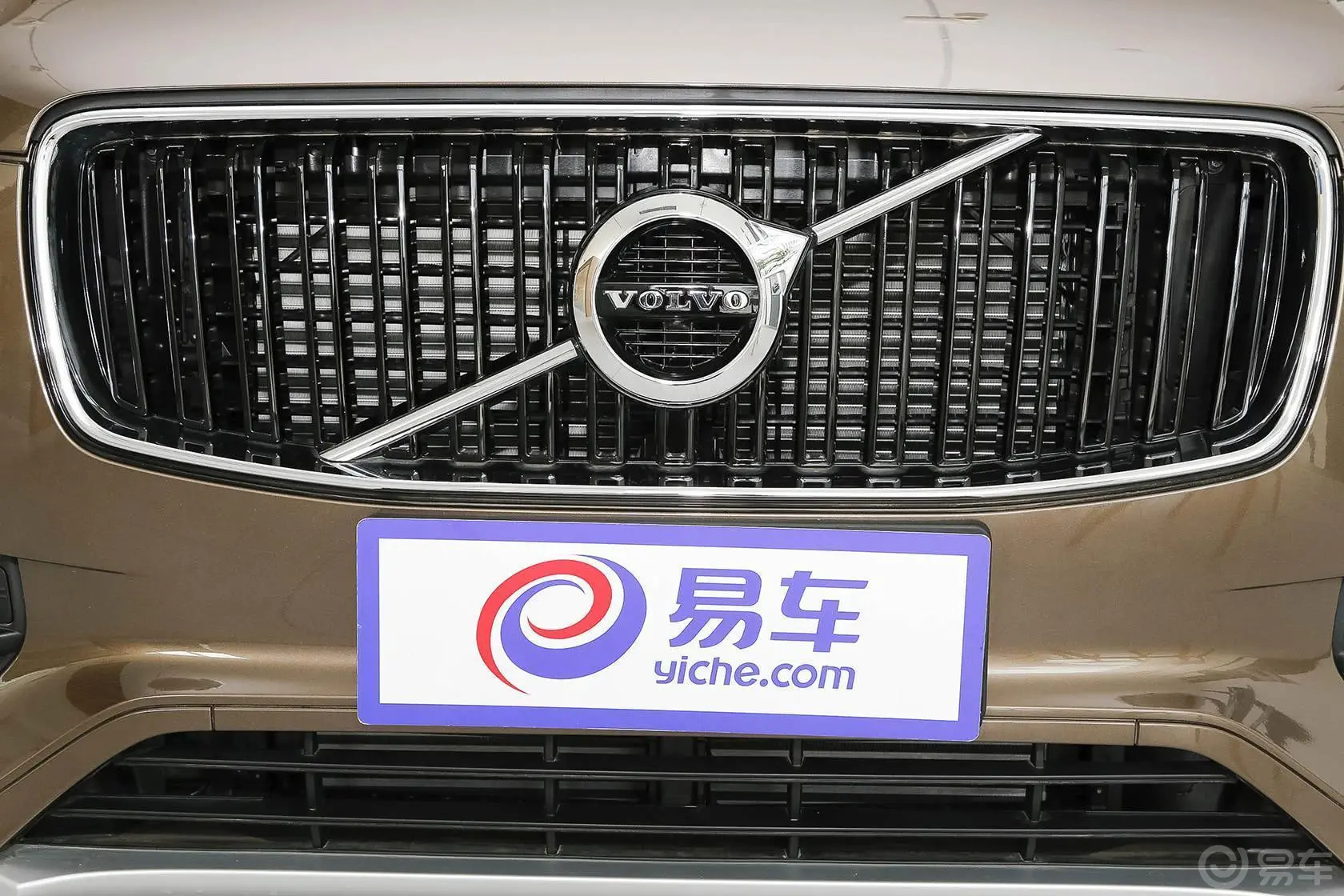 沃尔沃XC902.0T T6 智逸版 七座前格栅侧俯拍