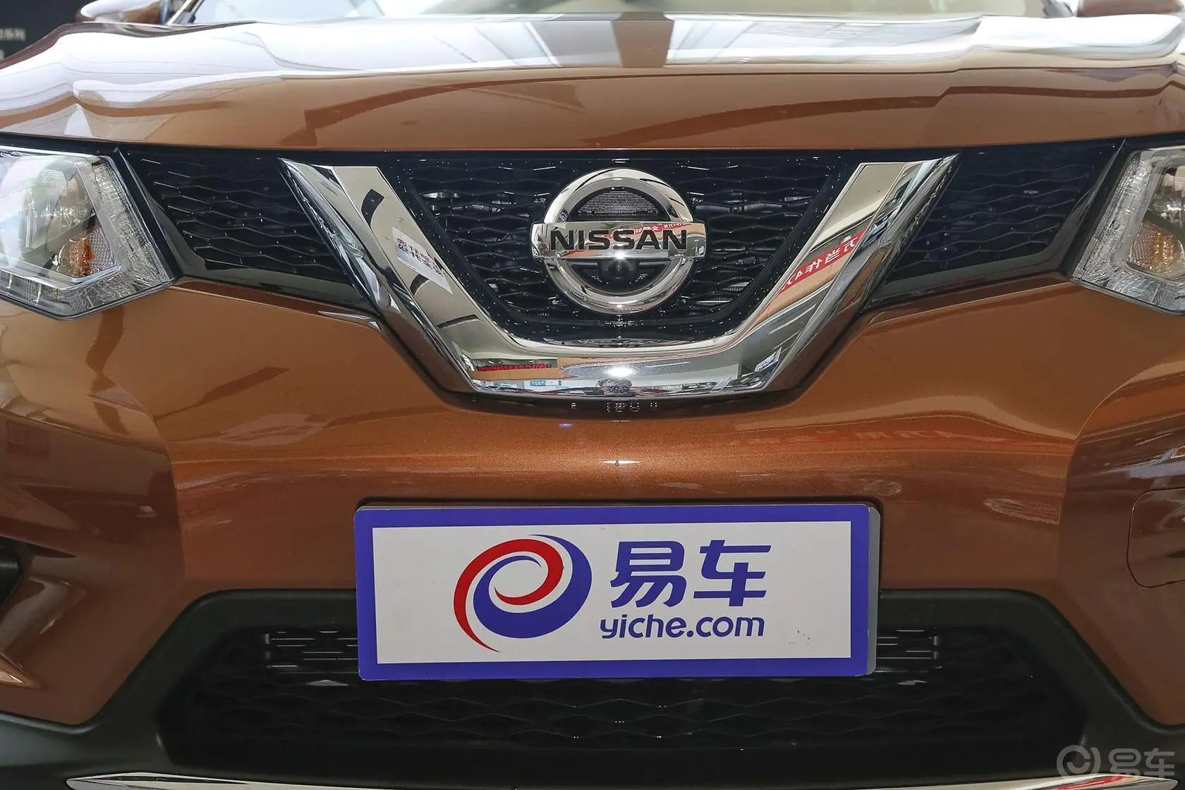 奇骏2.0L CVT 智享版 四驱前格栅侧俯拍