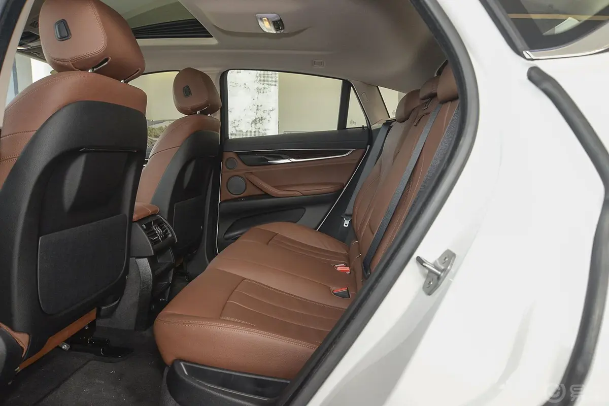 宝马X6xDrive35i 豪华型后排空间体验