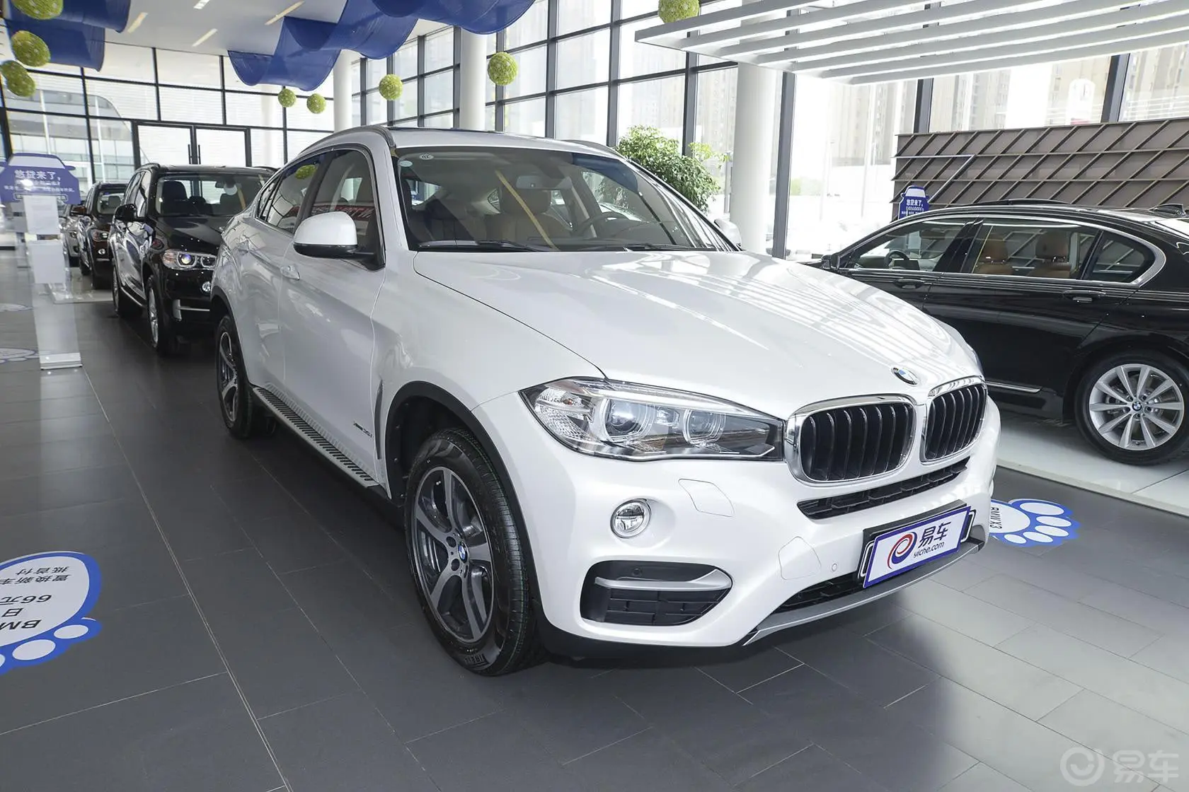 宝马X6xDrive35i 豪华型侧前45度车头向右水平