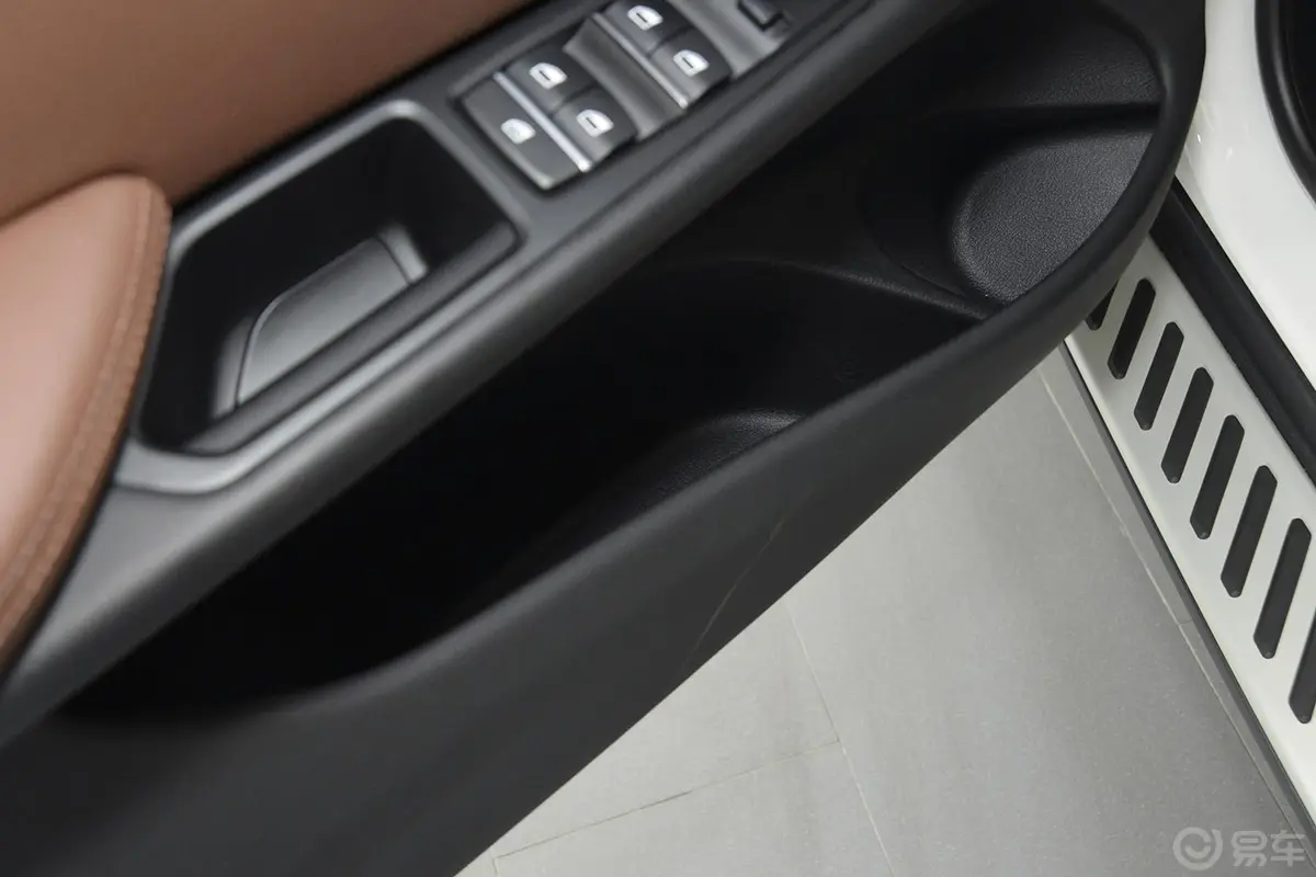 宝马X6xDrive35i 豪华型驾驶员门储物盒